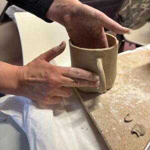 Handaufbau Keramik Workshop im Studio FrauElfi in Haigerloch: Töpferkurs mit kreativer Gestaltung einer handgemachten Tasse aus Ton.