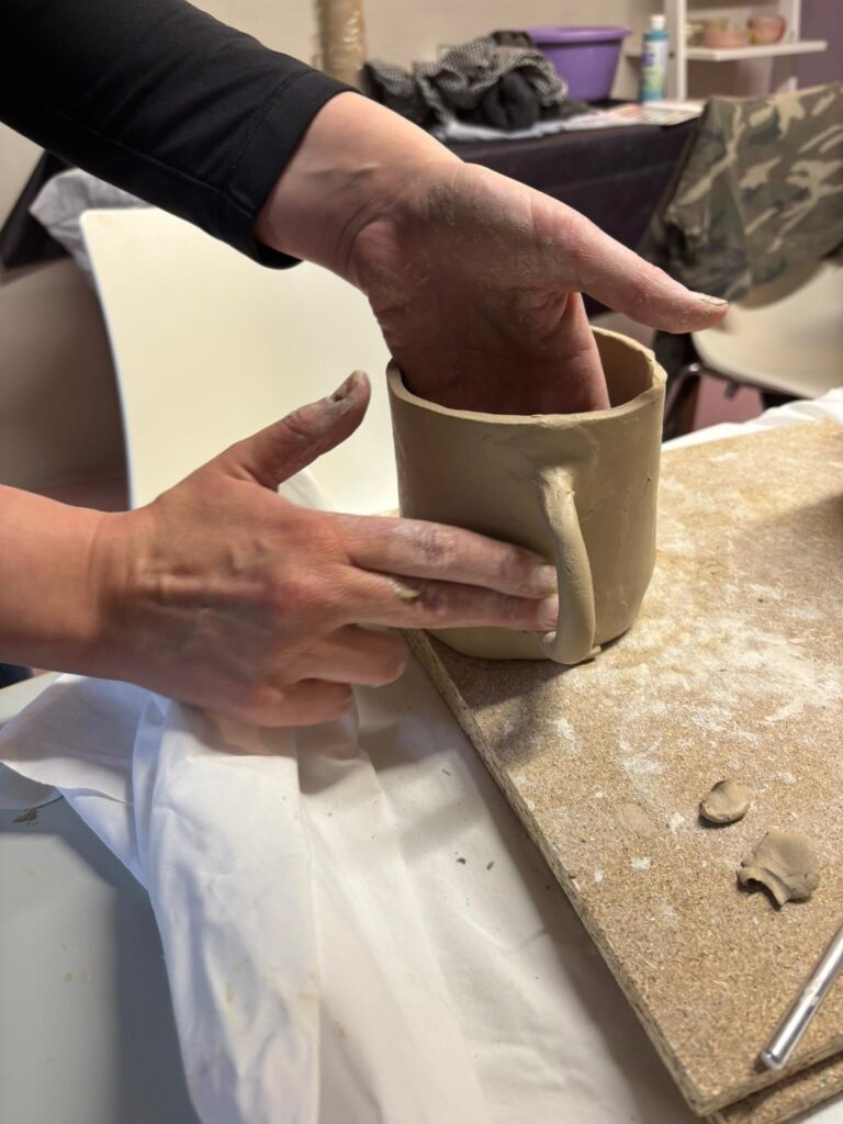 Handaufbau Keramik Workshop im Studio FrauElfi in Haigerloch: Töpferkurs mit kreativer Gestaltung einer handgemachten Tasse aus Ton.